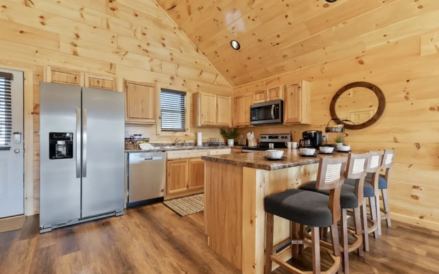 Parkway Paradise w Private Hot Tub