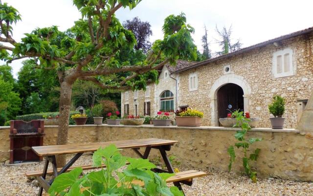 House With 4 Bedrooms in Saint-front-de-pradoux, With Shared Pool and Furnished Garden