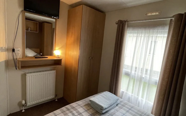 Impeccable 4-bed Caravan in Clacton-on-sea