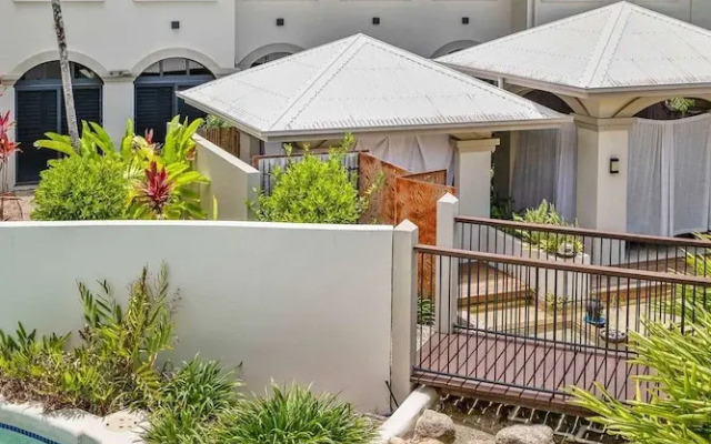 Palm Cove Studio Pools Spa Bar