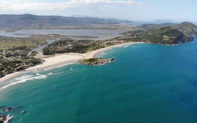 Casa com jardim perto da praia - Ferrugem Garopaba