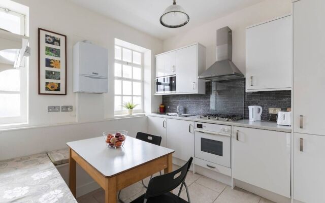 Charming 2 bed flat close to Big Ben (for 5)