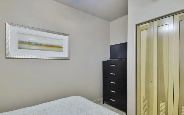 Seawall Condo with Birds Eye Views by RedAwning