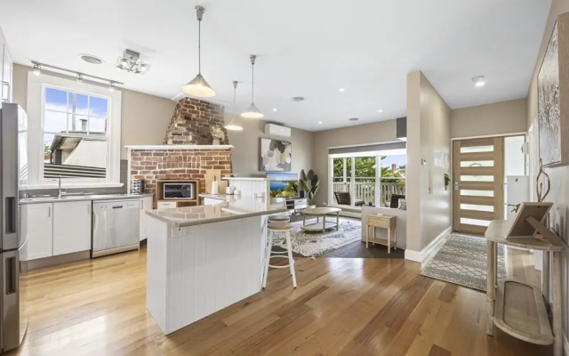 Lovely 3-bed With Alfresco Dining in Prime Suburb