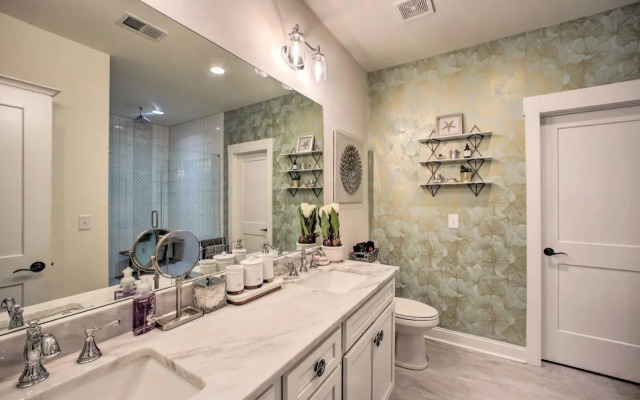 2 Mi to Downtown: Luxe Greenville Retreat!