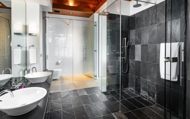 Villa Chelay - Luxury Waterfront Villa