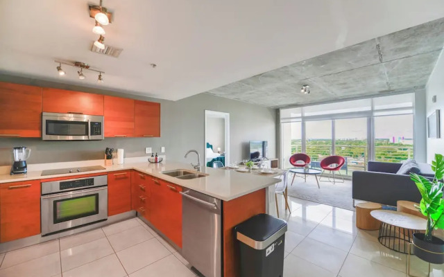 Lovely Condo|Pool & Parking at Midblock