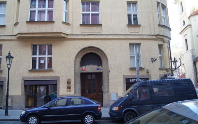 Old Town Jewel Apartments