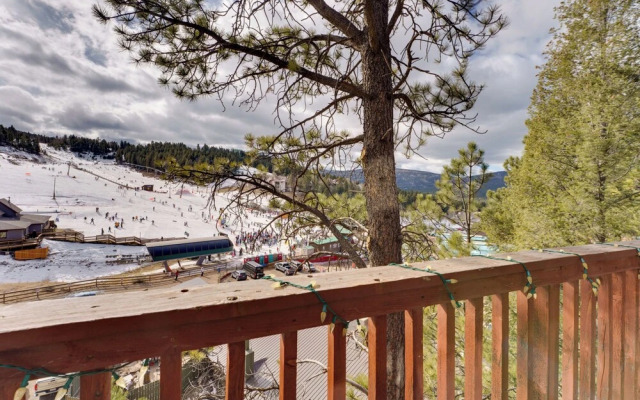 Walk to Lifts: Ski-in/ski-out Angel Fire Condo