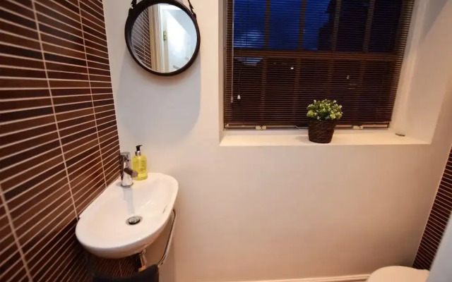 Derby 2 Bed House - University & City