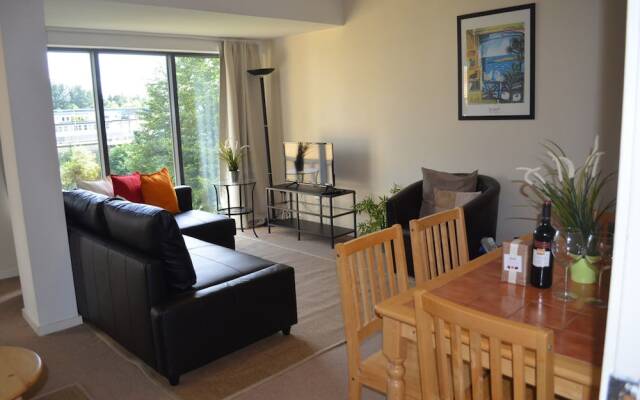 MetroStays - Riverside Apartment