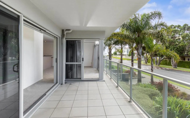 Modern Beach Apartment with Pool & Location