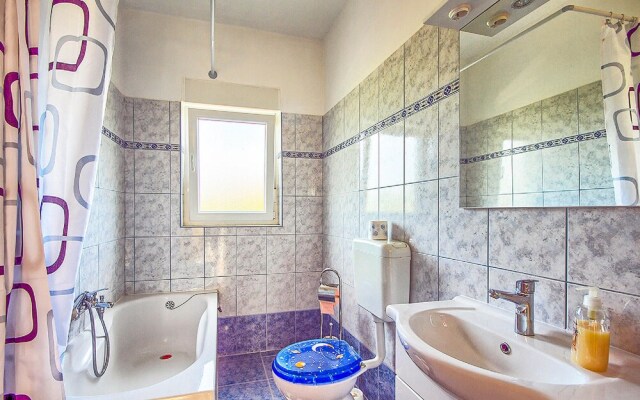 Beautiful Apartment in Valbandon With Wifi and 2 Bedrooms