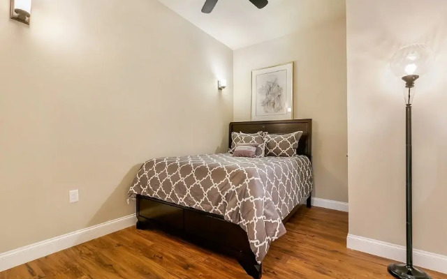 2BD Spacious condo Steps from ST Charles