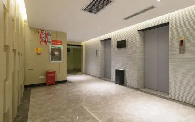 Xinbao Lijing Hotel (Shayang Hehua Road Food Street)