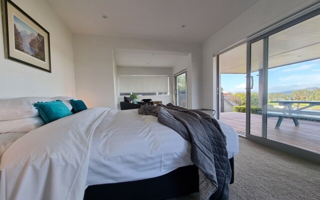 Fabulous Milford 1BR With Views & SkyTV