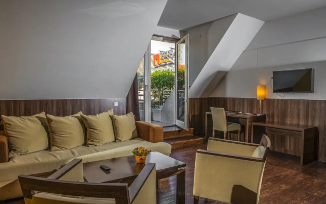 Royal Club Hotel