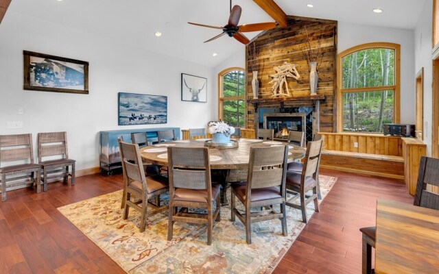 Majestic Lodge Retreat Amenities & Views