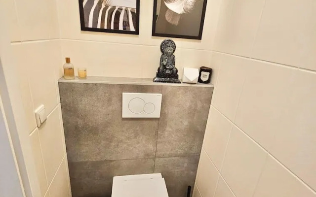 Bright 2 bedrooms flat w parking&balcont