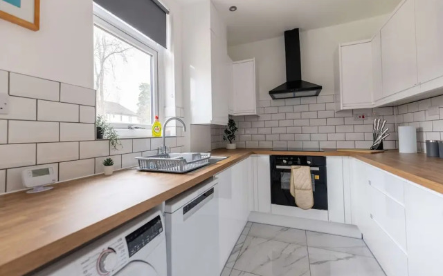 Free Parking - 4 Bedroom House