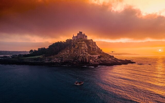 Kitty Unique 60s Caravan set in Pretty Garden