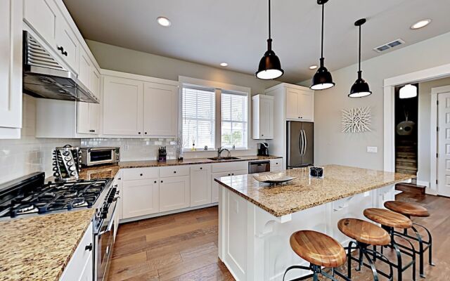 Luxe Waterfront - 3 Br Home