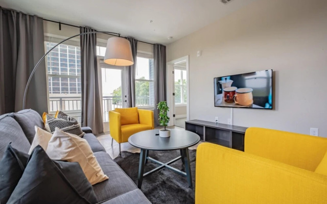 Luxurious 2 BR 2BR Downtown Apartment