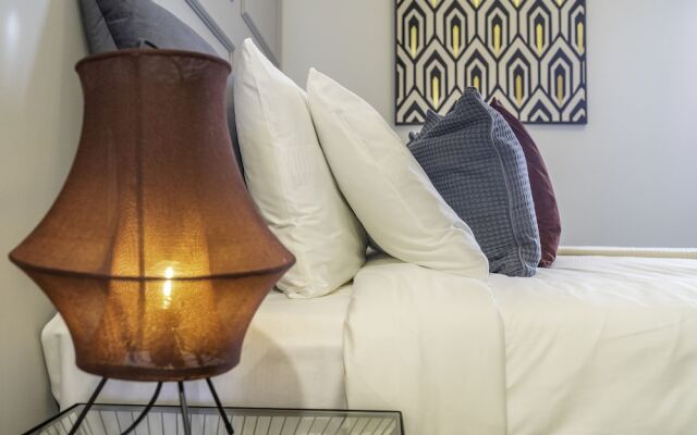 Spacious Art Deco Apt with Burj,Canal Views