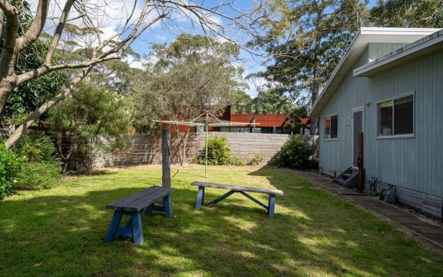 Cosy Getaway With Fireplace and Spacious Backyard