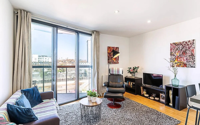 Bright Camden Retreat With Balcony