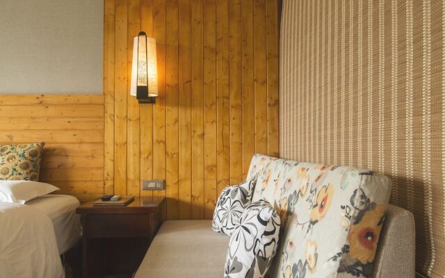 Snow Lion Riverside Resort