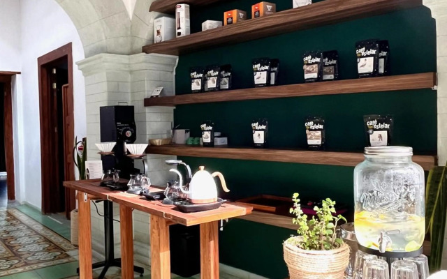 Casa 14 Hotel & Café