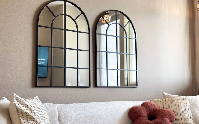 Stylish Getaway W Pool GYM Parking 10 Min to Cedar