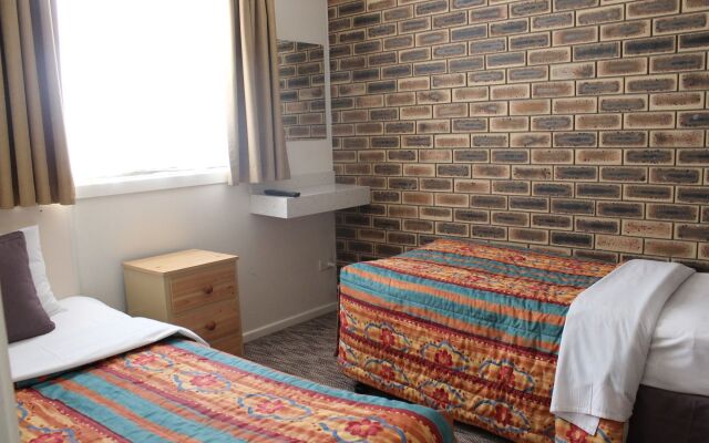 Top Of The Town Motel