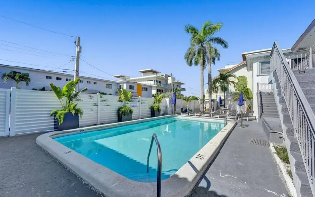 Waves on Desoto Beautiful Studio 8