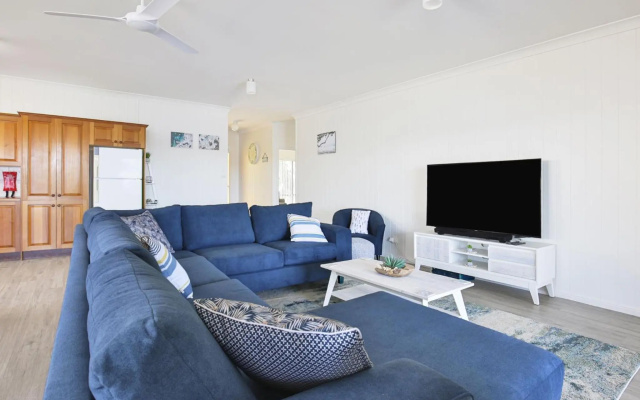 Bayview - Absolute Waterfront with Jetty - 5 Mins to Hyams Beach – Guest Rooms – St. Georges Basin