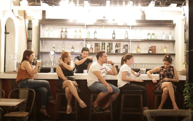 Tambayan Capsule Hostel & Bar