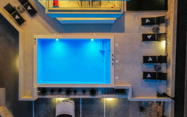 Pool Apartments Banta B