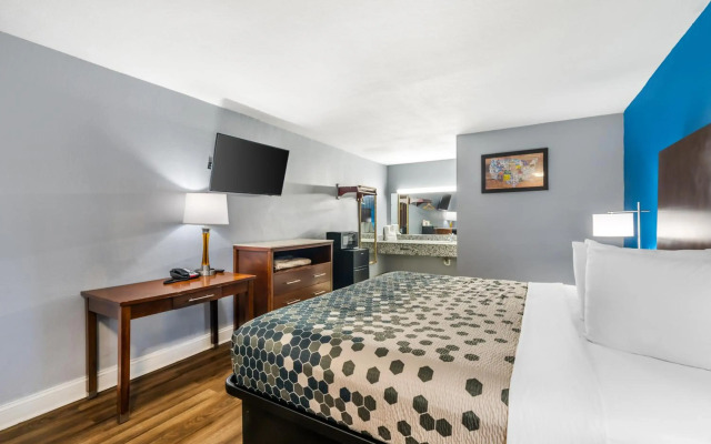 Econo Lodge Inn & Suites