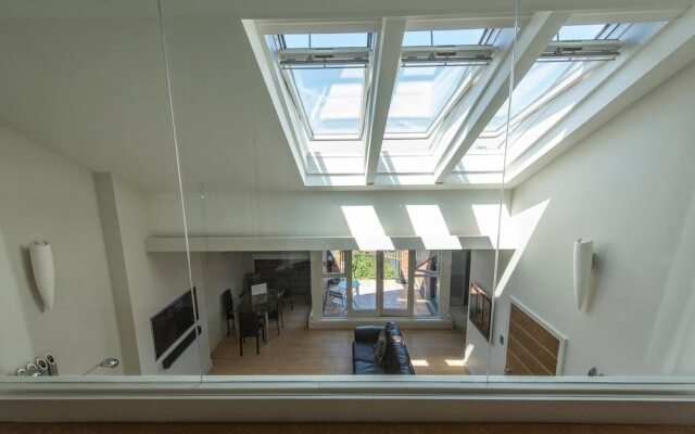 Amazing Spacious 2 Bed Duplex Penthouse w/ Balcony