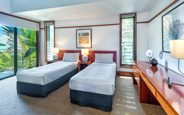 Yacht Club Villas