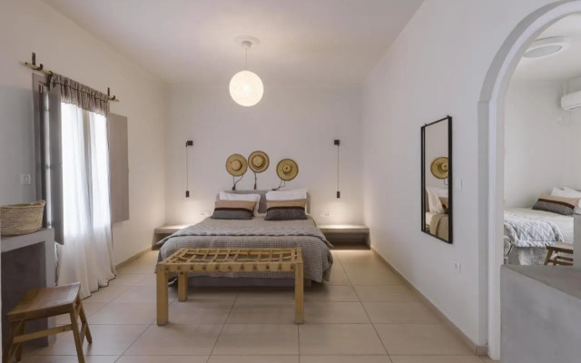 Luxury villa in Megalochori Santorini with Jacuzzi