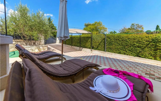 Two-Bedroom Holiday home with a Fireplace in Barban