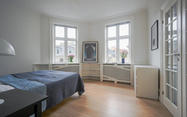 Sanders Merchant - Dreamy 3-bdr Apt w Terrace