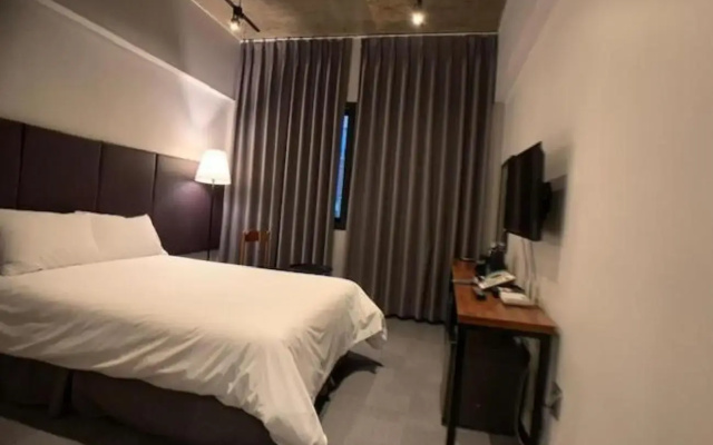 Renaissance Hotel - Hostel