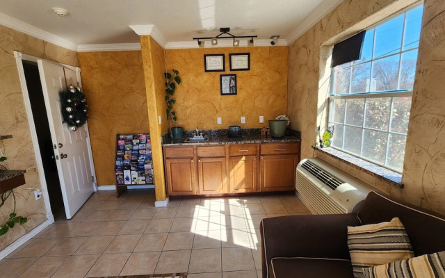 Benbrook Inn & Suites