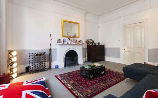 Bright Marloes Road Abode - CNRO