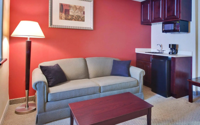 Holiday Inn Express & Suites Hollywood Walk Of Fame