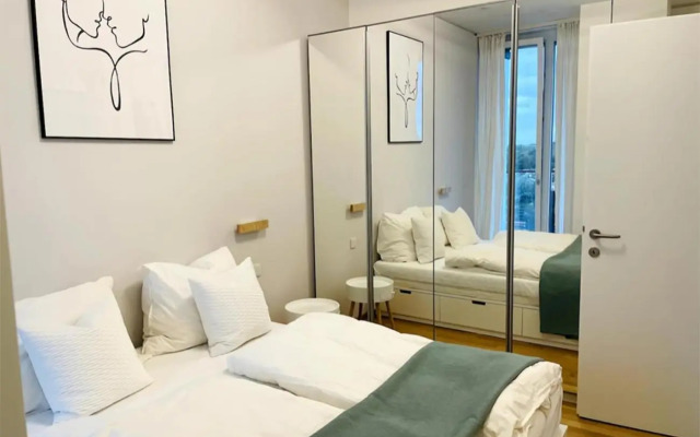 Sonnenaufgang über den Prater - Pool am Dach