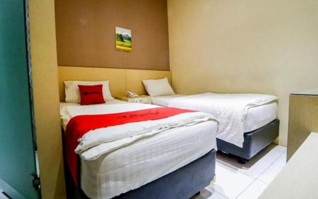 RedDoorz near Pasar Tarapung Siring Banjarmasin